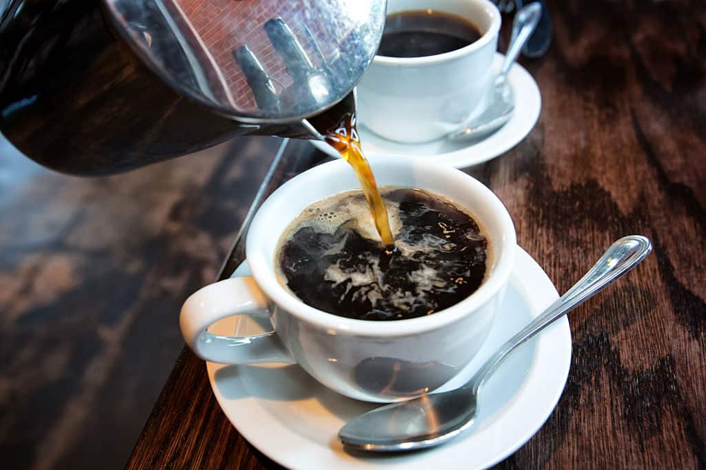 El café matutino no solo nos despierta: así nutre a tu microbiota, según la ciencia